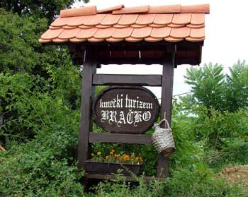 Bracko tourist farm sign